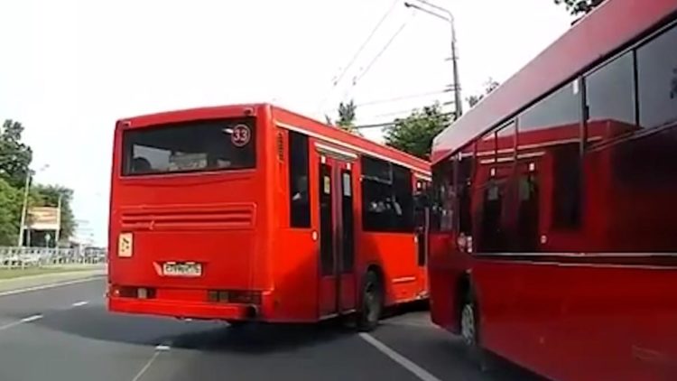 В Казани водитель автобуса заблокировал 2 полосы, чтобы проучить коллегу