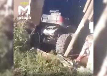 В Татарстане пьяная мать с детьми врезалась на квадроцикле в сарай, 2-летний ребенок погиб