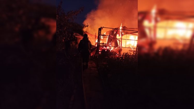 Отец и дочь погибли при пожаре в металлической бытовке в Челнах