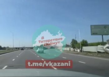 Иномарка вылетела с проезжей части и перевернулась в Челнах