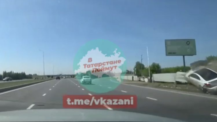 Иномарка вылетела с проезжей части и перевернулась в Челнах