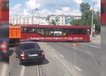 В Казани вылетевший трамвай перекрыл дорогу