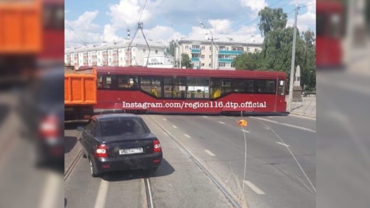 В Казани вылетевший трамвай перекрыл дорогу