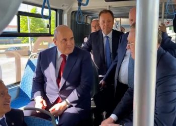 Мишустин и Минниханов отправились на электробусе к одному из заводов КАМАЗа