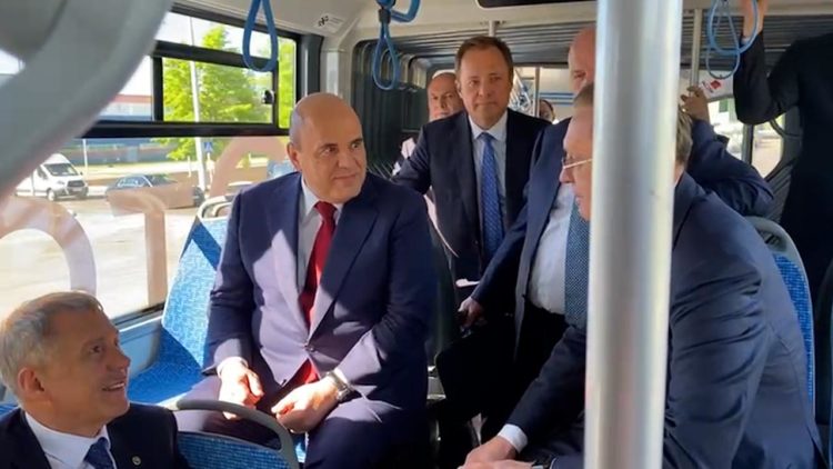 Мишустин и Минниханов отправились на электробусе к одному из заводов КАМАЗа