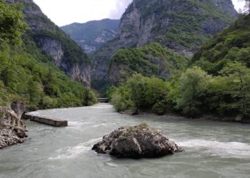 В Абхазии ищут туристку из Татарстана, упавшую с моста в реку