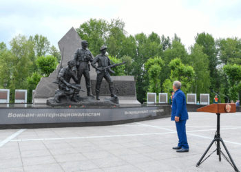 Минниханов открыл в казанском парке Победы памятник воинам-интернационалистам