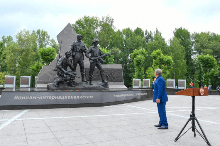 Минниханов открыл в казанском парке Победы памятник воинам-интернационалистам