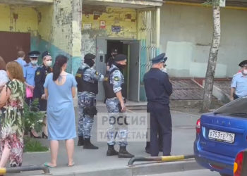 Казанец заперся в квартире от приставов и угрожает взорвать гранату