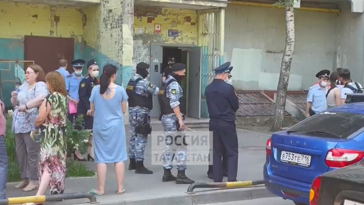 Казанец заперся в квартире от приставов и угрожает взорвать гранату