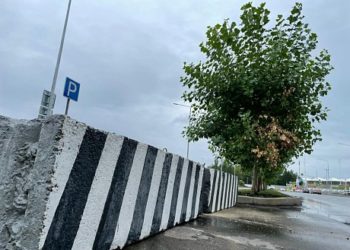 Из-за челнинских дрифтеров проезд к одной из парковок закрыли бетонными блоками