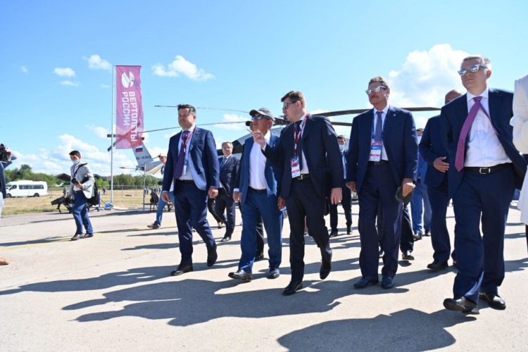 Минниханов осмотрел российские вертолеты на авиасалоне МАКС-2021