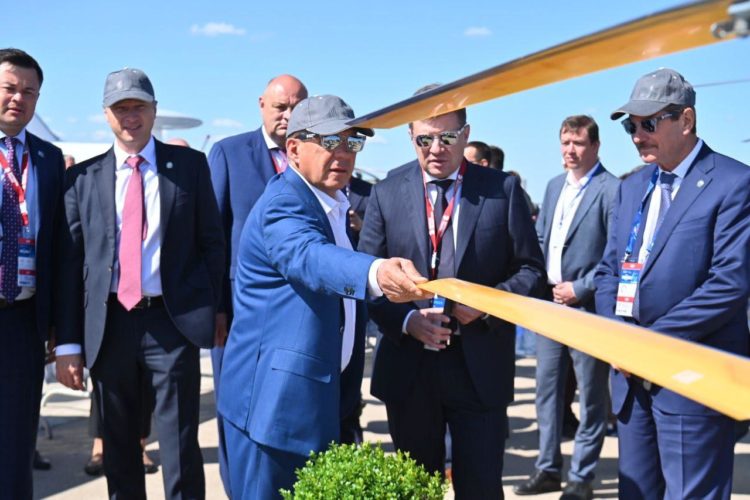 Минниханов осмотрел российские вертолеты на авиасалоне МАКС-2021