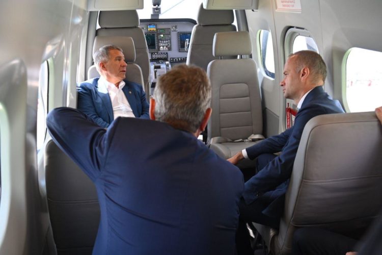 Минниханов осмотрел самолет ЛМС -901 «Байкал» на авиасалоне МАКС-2021