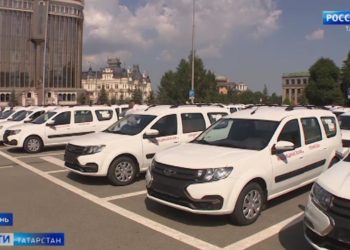 В рамках нацпроекта «Здравоохранение» Минниханов передал сельским фельдшерам ключи от 90 автомобилей