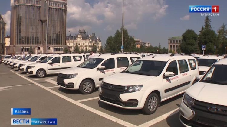 В рамках нацпроекта «Здравоохранение» Минниханов передал сельским фельдшерам ключи от 90 автомобилей