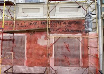 В Казани при ремонте здания на Баумана обнаружили старинную вывеску