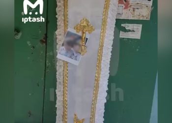 Алтынбаева отправила к дому обидчицы гроб с фотографией её сына