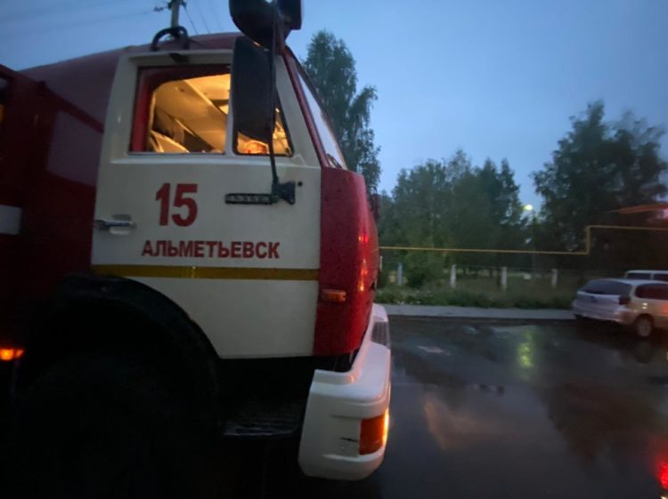 В Казани при пожаре в квартире спасли пожилую женщину