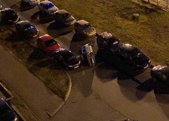 В Челнах компания парней перевернула автомобиль во дворе