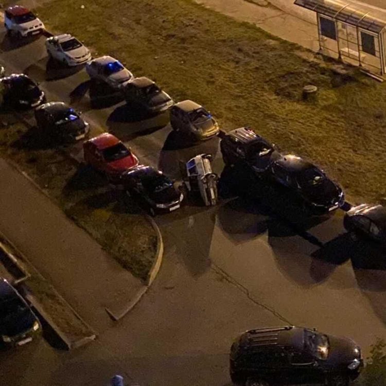 В Челнах компания парней перевернула автомобиль во дворе