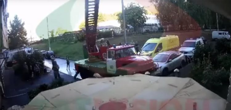 Появилось видео падения мужчины с 4 этажа в Нижнекамске