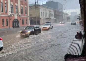 Центр Казани затопило после сильного дождя