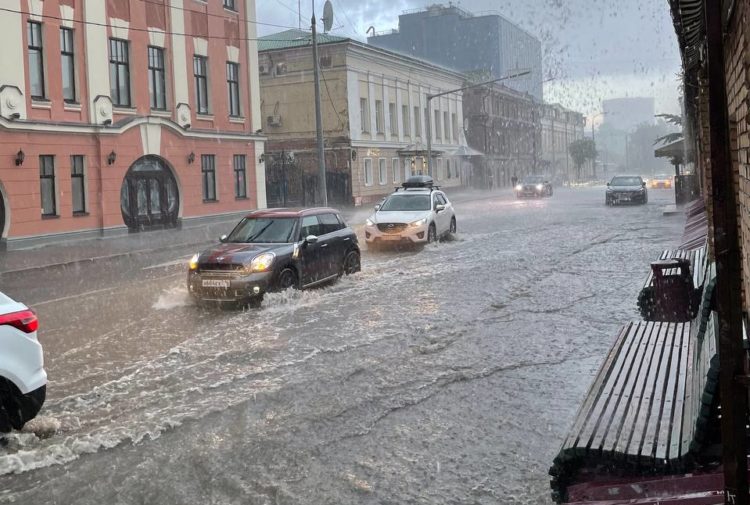 Центр Казани затопило после сильного дождя