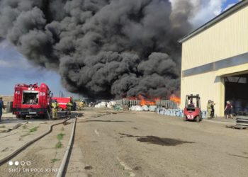 В Челнах на промзоне загорелись пластиковые отходы