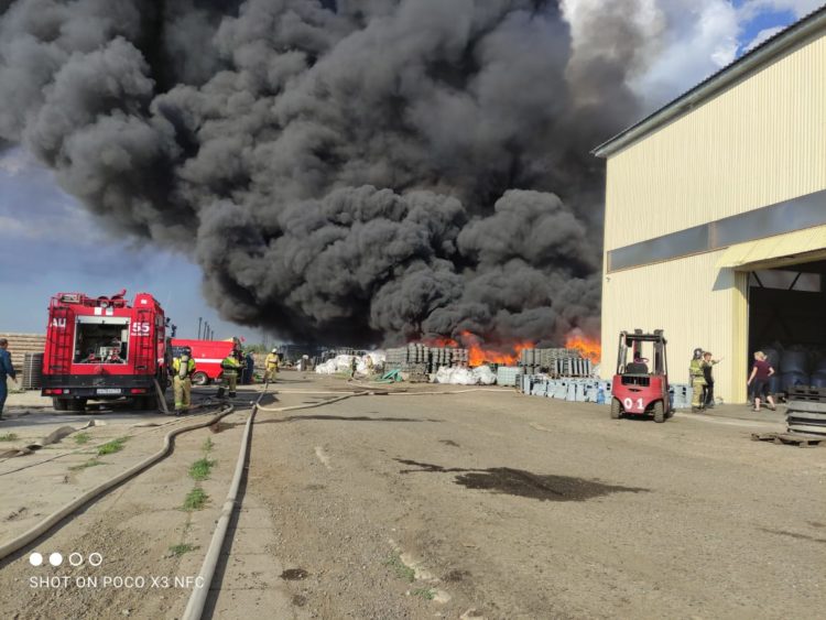 В Челнах на промзоне загорелись пластиковые отходы