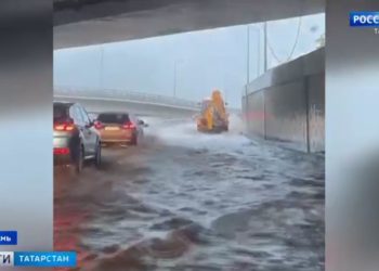 Затопленные квартиры и плывущие машины: последствия сильного ливня в Казани