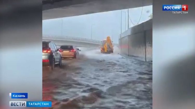 Затопленные квартиры и плывущие машины: последствия сильного ливня в Казани