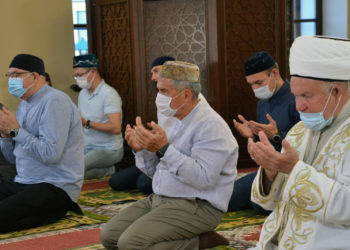 Минниханов принял участие в праздничном намазе в честь Курбан-байрама