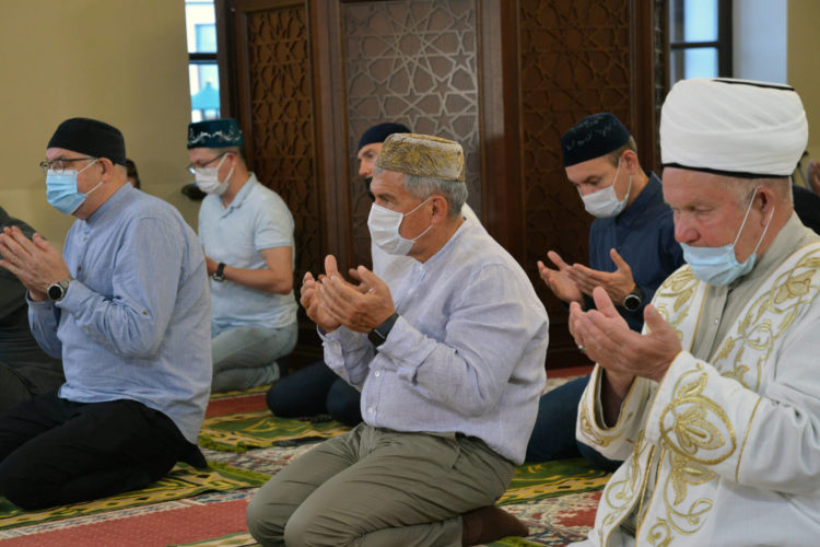 Минниханов принял участие в праздничном намазе в честь Курбан-байрама