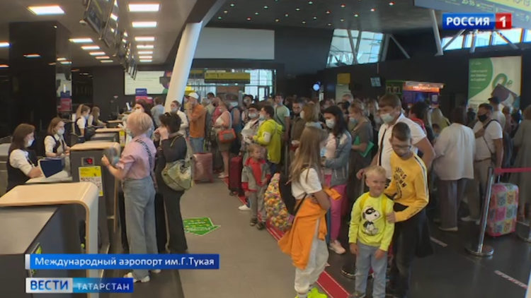 Из-за бушующего шторма на юге страны десятки татарстанцев не могут вылететь в Сочи