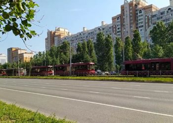 В Казани у инфекционной больницы встали трамваи