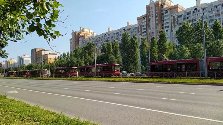 В Казани у инфекционной больницы встали трамваи