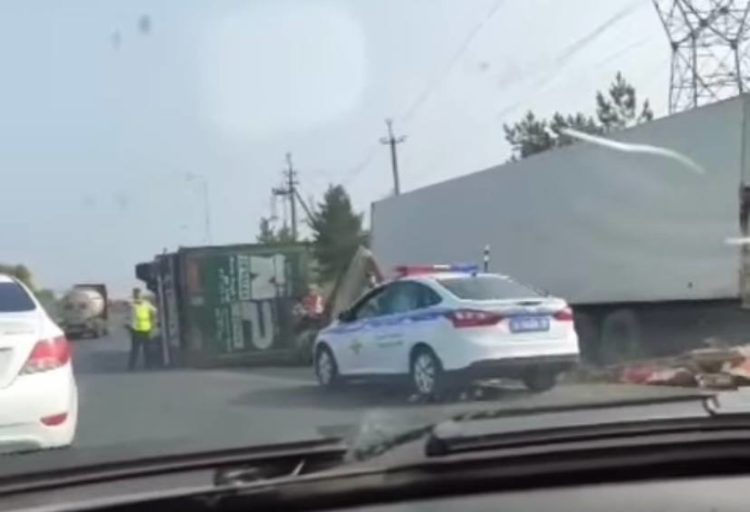 На трассе М7 в Челнах опрокинулась фура