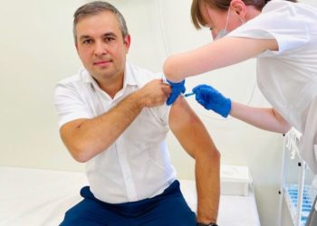 Главный врач БСМП прошел ревакцинацию препаратом «Спутник Лайт»