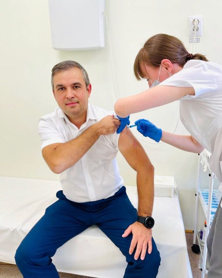 Главный врач БСМП прошел ревакцинацию препаратом «Спутник Лайт»