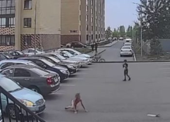 В Челнах на парковке автомобиль сбил девочку на самокате