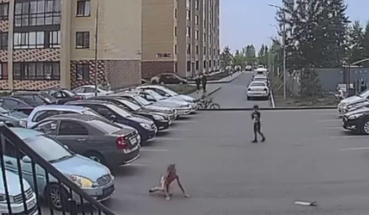 В Челнах на парковке автомобиль сбил девочку на самокате