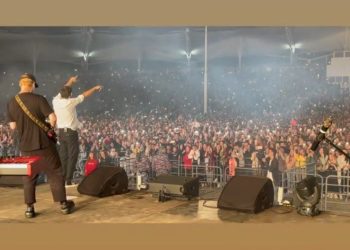 В Челнах на концерте Jony собрались десятки тысяч человек