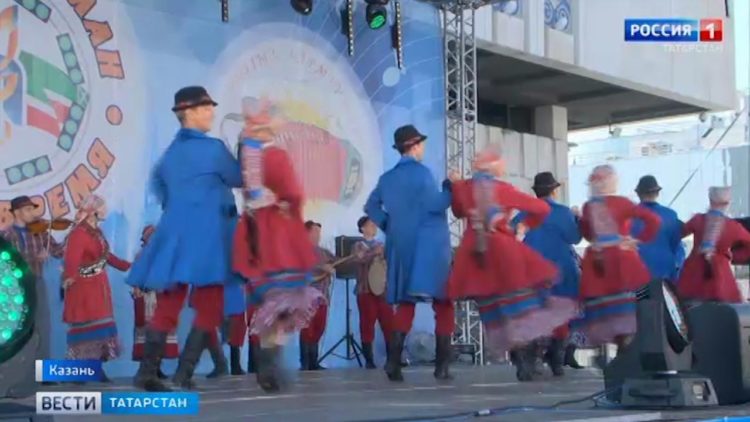 Рустам Минниханов провел лекцию для студентов в рамках проекта «Знание»