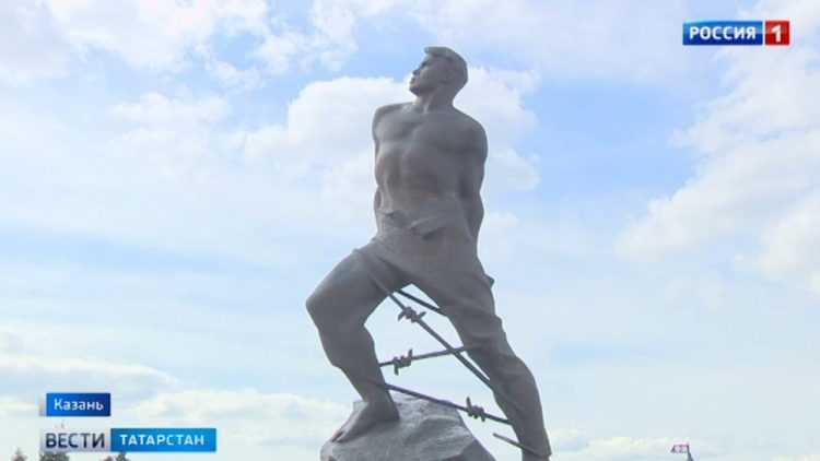 В Казани почтили память поэта Мусы Джалиля