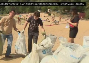 В рамках нацпроекта добровольцы вместе с водолазами очистили прибрежную зону и дно озера Глубокое