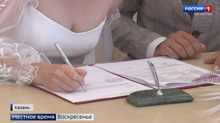 Люди не разговаривают: специалисты объяснили рост числа разводов в стране