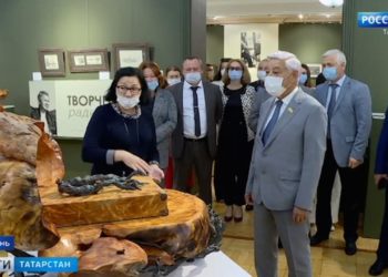 Фарид Мухаметшин осмотрел выставку художественных работ Сергея Шойгу