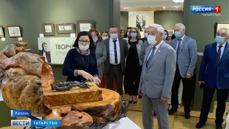 Фарид Мухаметшин осмотрел выставку художественных работ Сергея Шойгу