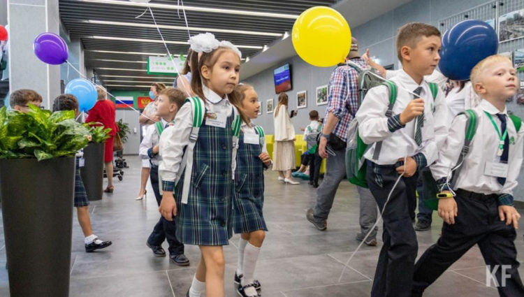 Роспотребнадзор: на линейки 1 сентября родителей пустят только в масках